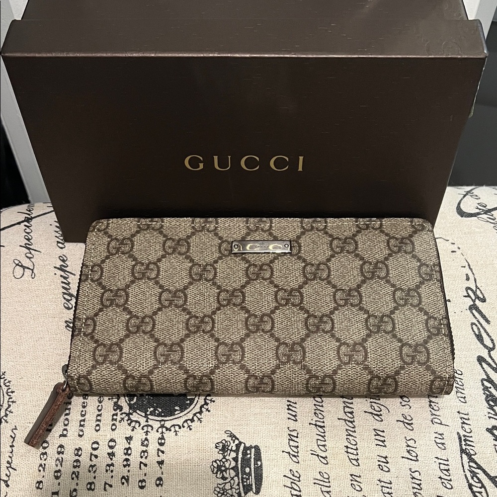 Vintage Gucci Brown Beige GG Supreme Zip Wallet-Coated Canvas.  Authentic